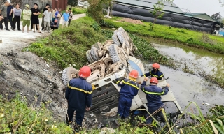Bắc Ninh: Kịp thời giải cứu nạn nhân trong xe bê tông lật xuống ao